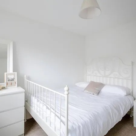 Tatil Evi 4 Bdrm House, Parking, Patio Garden Manchester