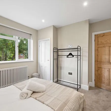 Spacious & Modern Home In Chorlton Manchester - Sleeps 5 Guests & Free Parking Манчестер