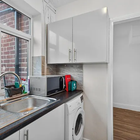 Briarwood Modern 2 Bed House - Games Room, Free Parking, Fast Tram To Centre, Etihad & Fast Wifi! *