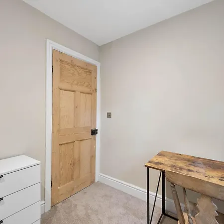 Spacious & Modern Home In Chorlton Manchester - Sleeps 5 Guests & Free Parking Дом отдыха