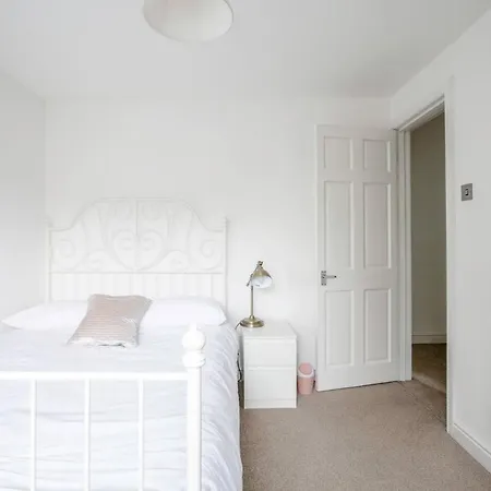 Feriehus 4 Bdrm House, Parking, Patio Garden Manchester