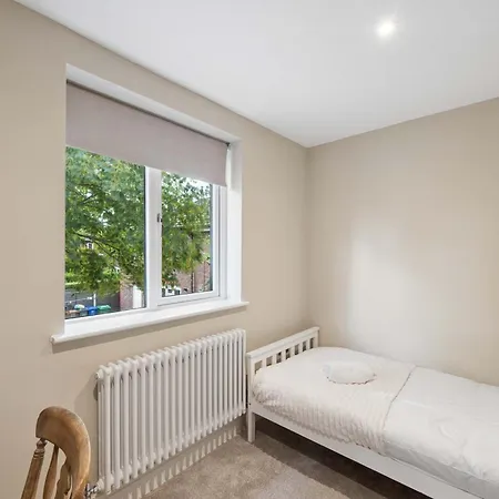 Spacious & Modern Home In Chorlton Manchester - Sleeps 5 Guests & Free Parking Дом отдыха