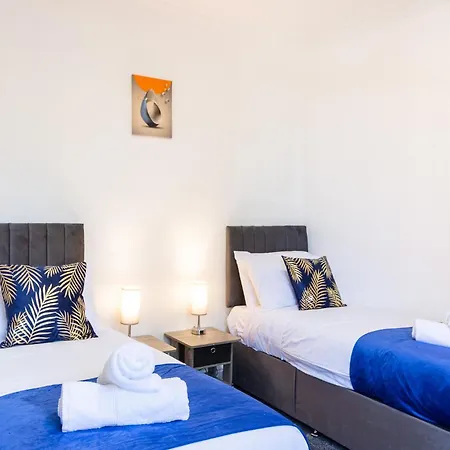 5 Bedroom House In Stretford, Manchester-sleeps Up To 13! Nyaraló Manchester