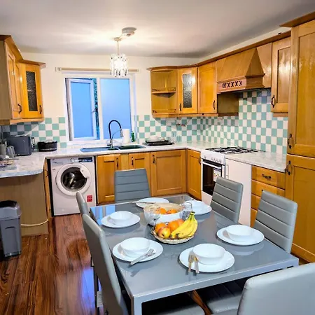 Spacious House With Parking