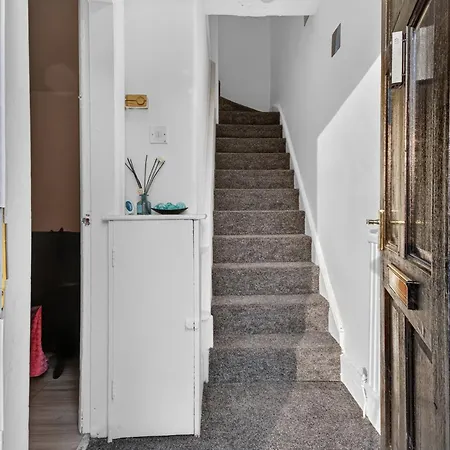 Briarwood Modern 2 Bed House - Games Room, Free Parking, Fast Tram To Centre, Etihad & Fast Wifi! Manchester