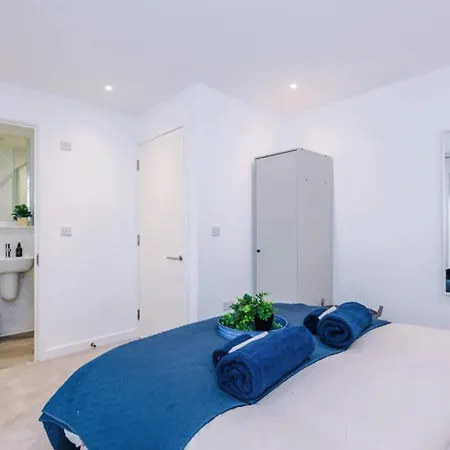 Modern 3-bed House | Pool Table | Free Parking *