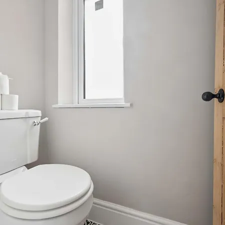 Дом отдыха Spacious & Modern Home In Chorlton Manchester - Sleeps 5 Guests & Free Parking Манчестер