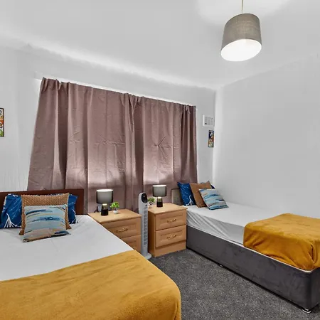 Briarwood Modern 2 Bed House - Games Room, Free Parking, Fast Tram To Centre, Etihad & Fast Wifi!