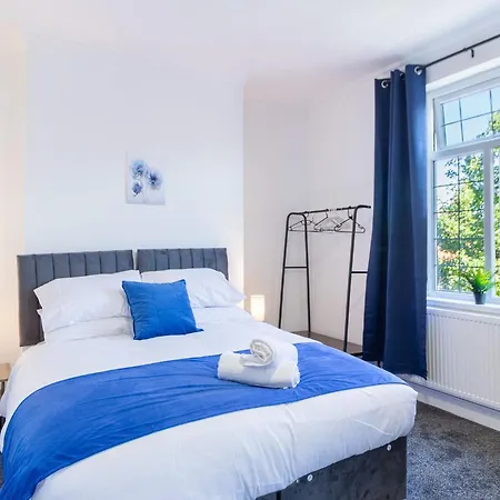 5 Bedroom House In Stretford, Manchester-sleeps Up To 13! Feriehus