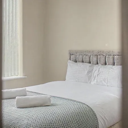 5br House, Ideal For Groups, Parking, Sleeps 10 *