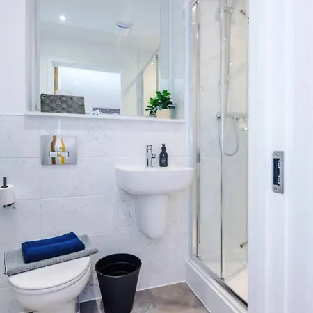Tatil Evi Modern 3-bed House | Pool Table | Free Parking *