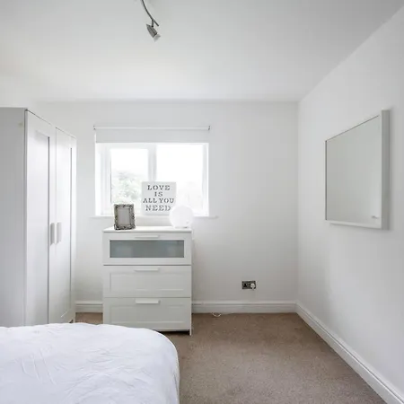 4 Bdrm House, Parking, Patio Garden * Manchester