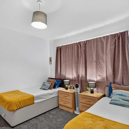 Briarwood Modern 2 Bed House - Games Room, Free Parking, Fast Tram To Centre, Etihad & Fast Wifi! Tatil Evi Manchester