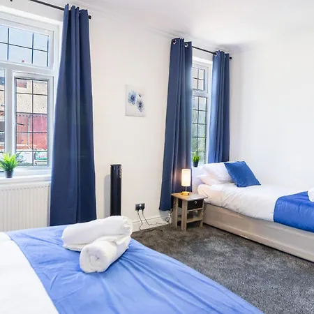 Nyaraló 5 Bedroom House In Stretford, Manchester-sleeps Up To 13!