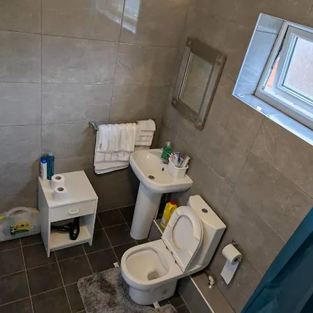 Spacious House With Parking *