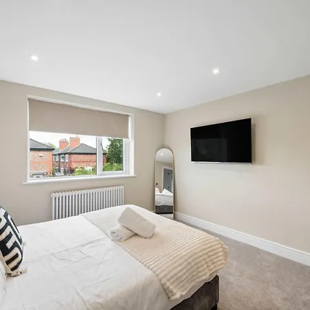Spacious & Modern Home In Chorlton Manchester - Sleeps 5 Guests & Free Parking *