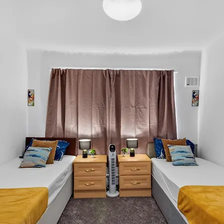 Briarwood Modern 2 Bed House - Games Room, Free Parking, Fast Tram To Centre, Etihad & Fast Wifi! Tatil Evi *