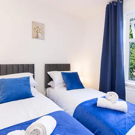 5 Bedroom House In Stretford, Manchester-sleeps Up To 13! Nyaraló