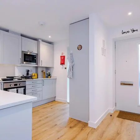 Modern 3-bed House | Pool Table | Free Parking Tatil Evi Manchester