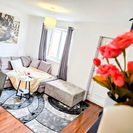 Spacious House With Parking *