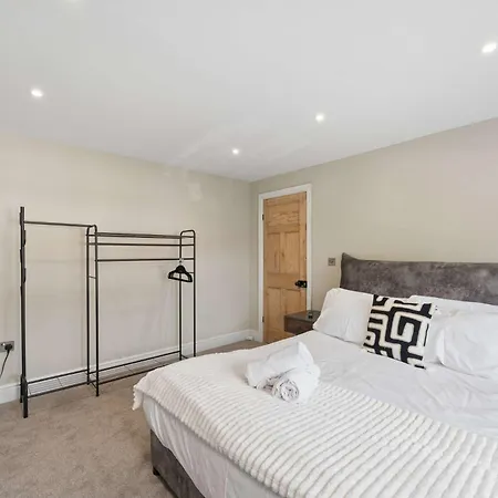 Spacious & Modern Home In Chorlton Manchester - Sleeps 5 Guests & Free Parking Дом отдыха *