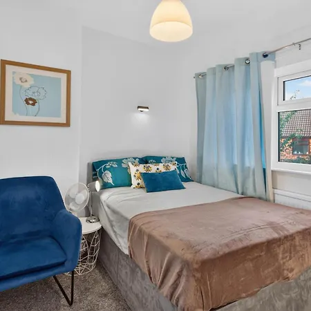Briarwood Modern 2 Bed House - Games Room, Free Parking, Fast Tram To Centre, Etihad & Fast Wifi! * Manchester