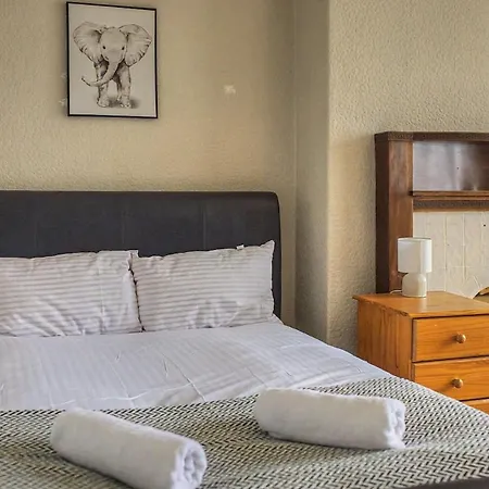 5br House, Ideal For Groups, Parking, Sleeps 10 *