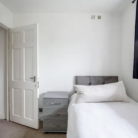 Tatil Evi 4 Bdrm House, Parking, Patio Garden Manchester