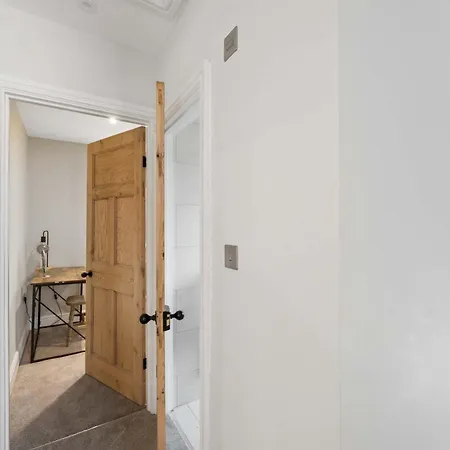 Spacious & Modern In Chorlton - Sleeps 5 Guests & Free Parking *