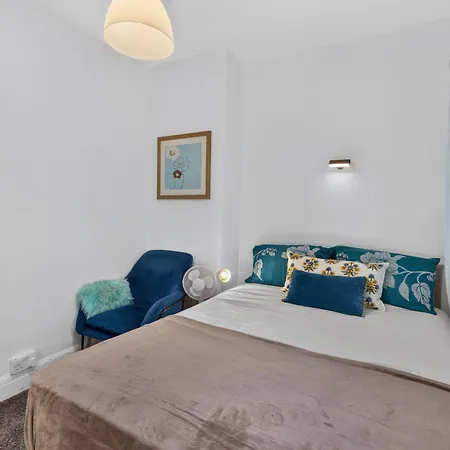 Briarwood Modern 2 Bed House - Games Room, Free Parking, Fast Tram To Centre, Etihad & Fast Wifi! *