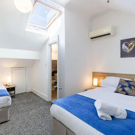5 Bedroom House In Stretford, Manchester-sleeps Up To 13! Manchester