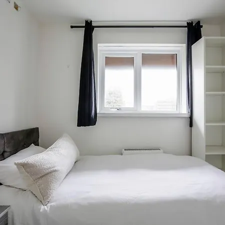 4 Bdrm House, Parking, Patio Garden Manchester