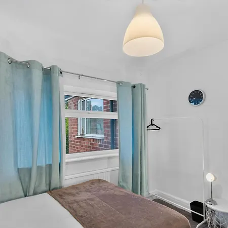 Briarwood Modern 2 Bed House - Games Room, Free Parking, Fast Tram To Centre, Etihad & Fast Wifi! * Manchester