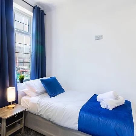 5 Bedroom House In Stretford, Manchester-sleeps Up To 13! Nyaraló