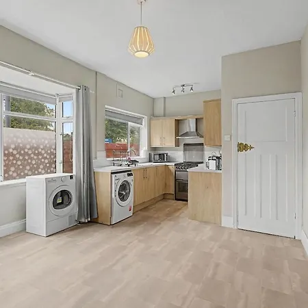 5br House, Ideal For Groups, Parking, Sleeps 10 *