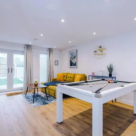 Tatil Evi Modern 3-bed House | Pool Table | Free Parking *