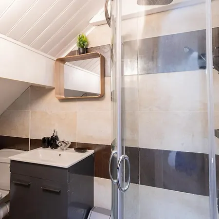 5 Bedroom House In Stretford, Manchester-sleeps Up To 13! * Manchester