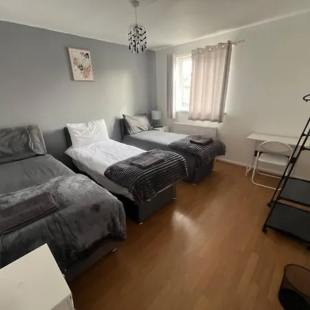 Nyaraló Spacious House With Parking *