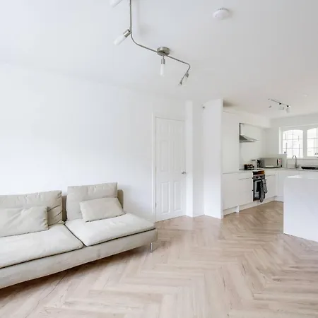 Feriehus 4 Bdrm House, Parking, Patio Garden