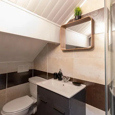 5 Bedroom House In Stretford, Manchester-sleeps Up To 13! Nyaraló *