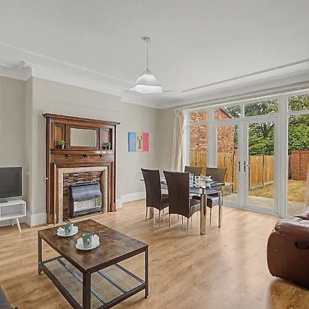 5br House, Ideal For Groups, Parking, Sleeps 10 Tatil Evi Manchester