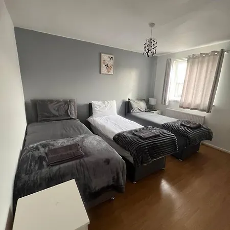 Spacious House With Parking *