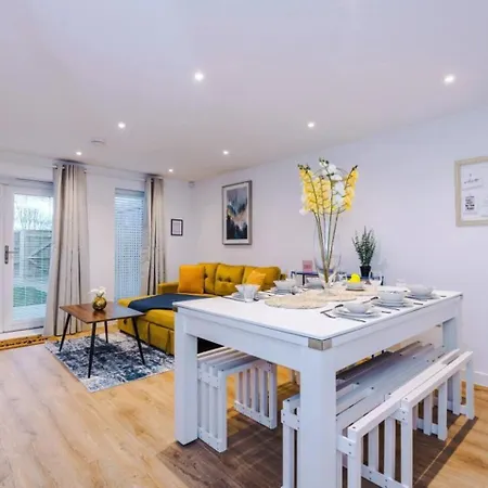 Modern 3-bed House | Pool Table | Free Parking Tatil Evi
