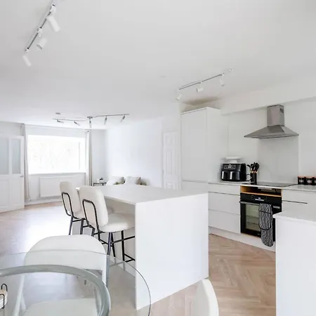 4 Bdrm House, Parking, Patio Garden * Manchester