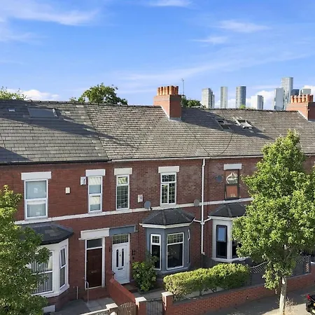 5 Bedroom House In Stretford, Manchester-sleeps Up To 13! Nyaraló *