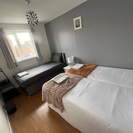 Spacious House With Parking Manchester