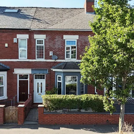 5 Bedroom House In Stretford, Manchester-sleeps Up To 13! Manchester