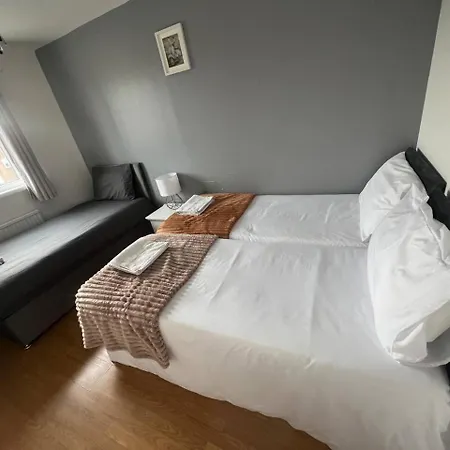 Spacious House With Parking * Manchester