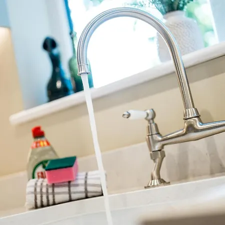Spacious & Modern Home In Chorlton Manchester - Sleeps 5 Guests & Free Parking