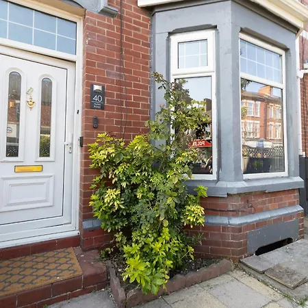 5 Bedroom House In Stretford, Manchester-sleeps Up To 13! Nyaraló *